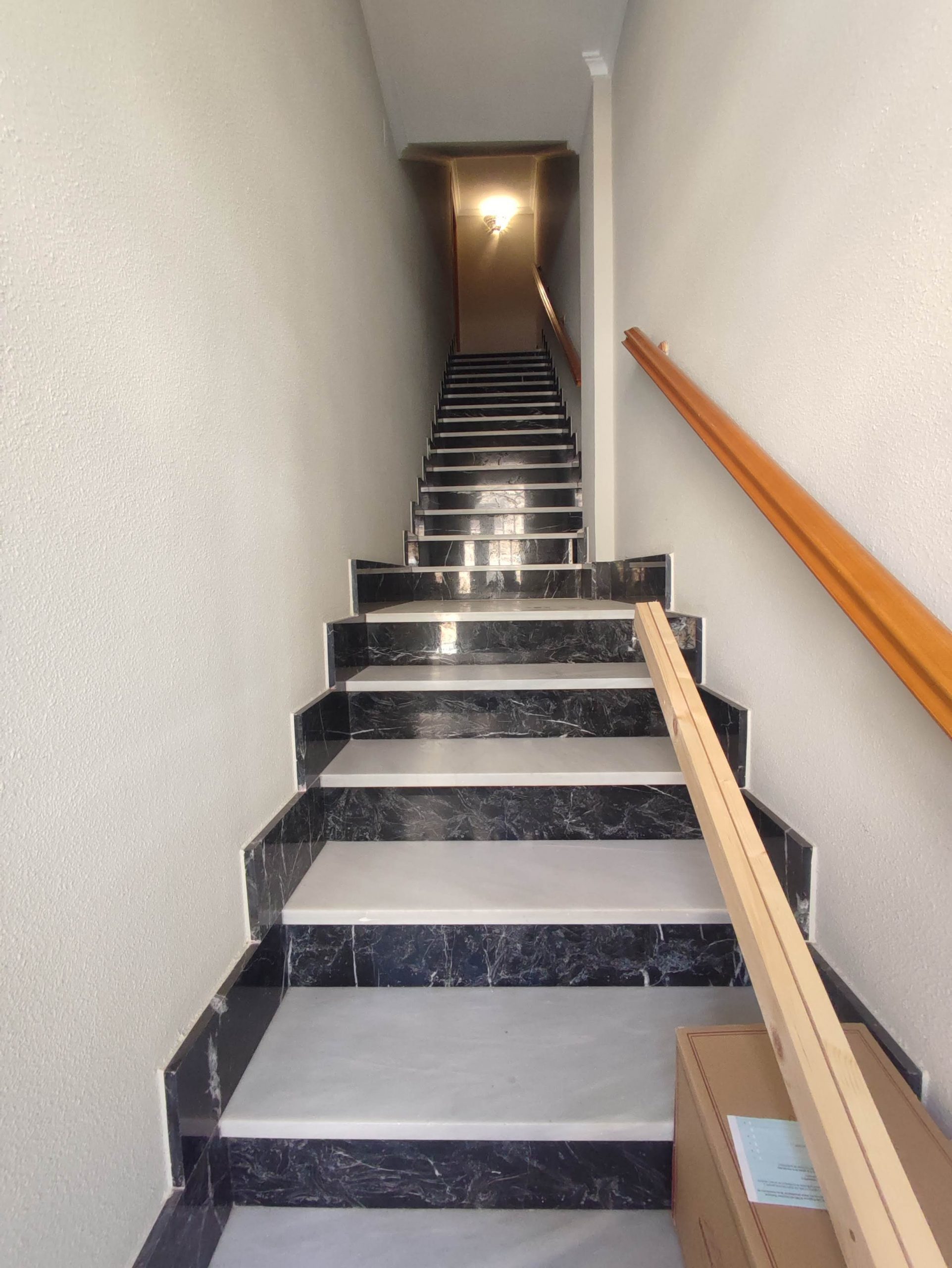 CASA ADOSADA CON AMPLIO LOCAL MAS DOS PLANTAS CON TERRAZAS - Image 37