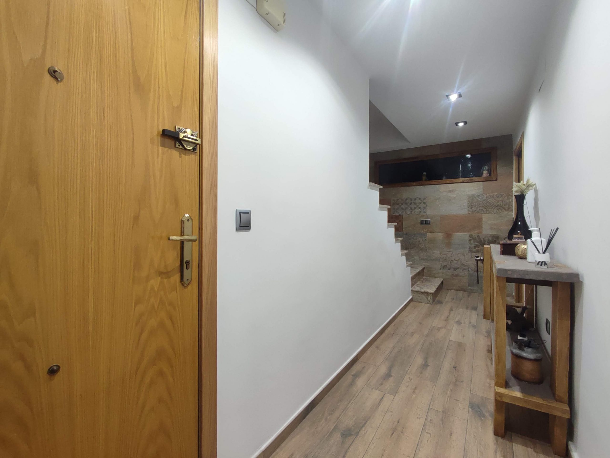 CASA ADOSADA CON AMPLIO LOCAL MAS DOS PLANTAS CON TERRAZAS - Image 2