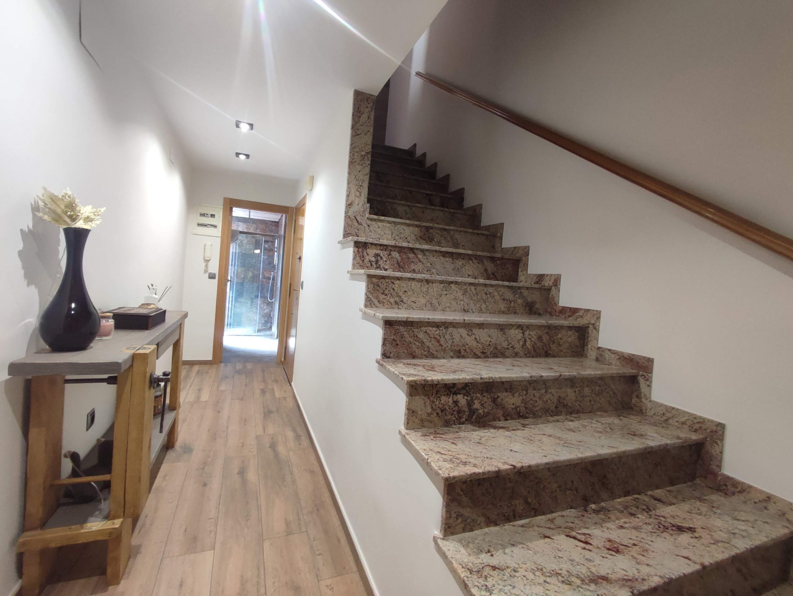 CASA ADOSADA CON AMPLIO LOCAL MAS DOS PLANTAS CON TERRAZAS - Image 10