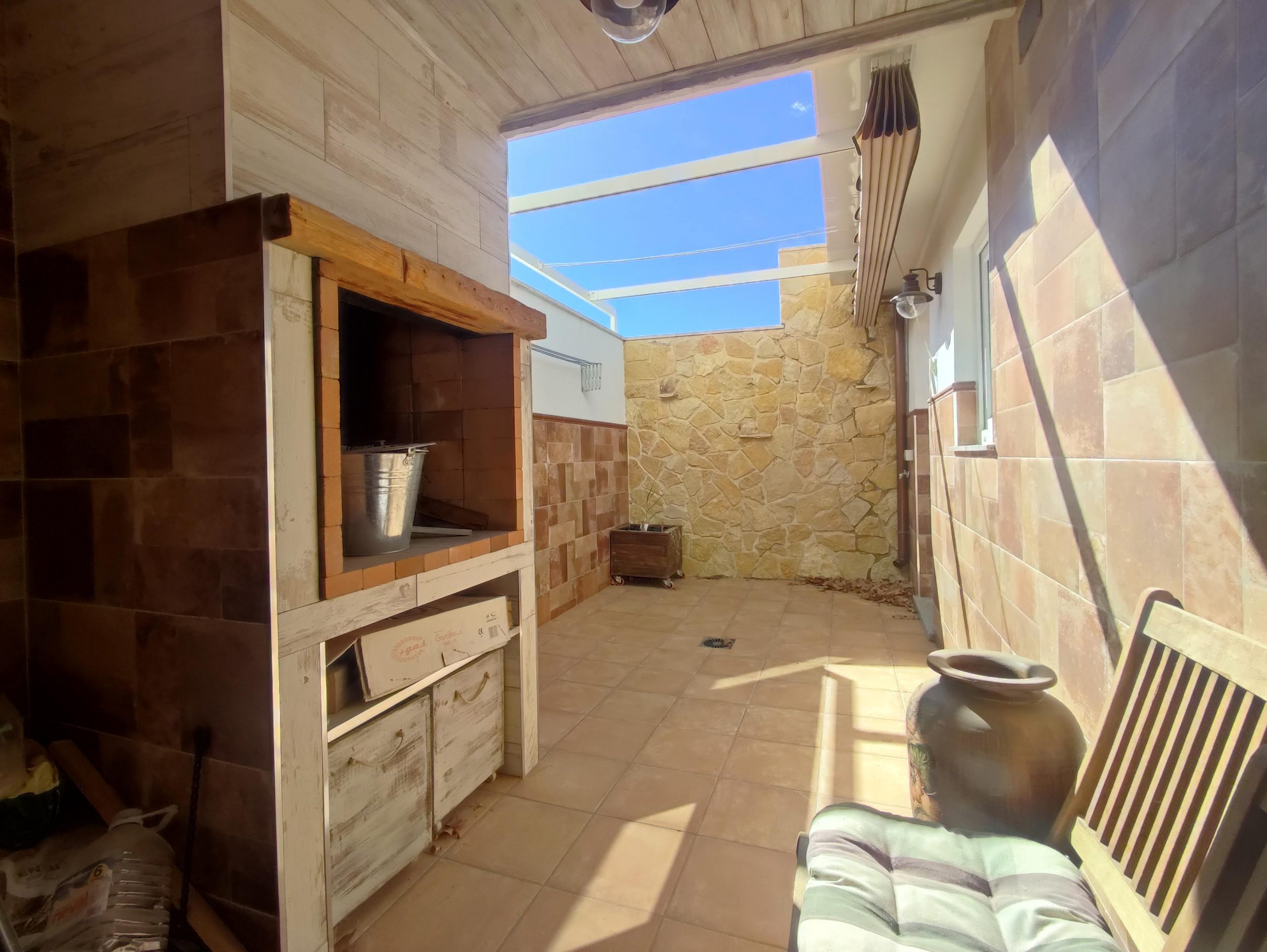 CASA ADOSADA CON AMPLIO LOCAL MAS DOS PLANTAS CON TERRAZAS