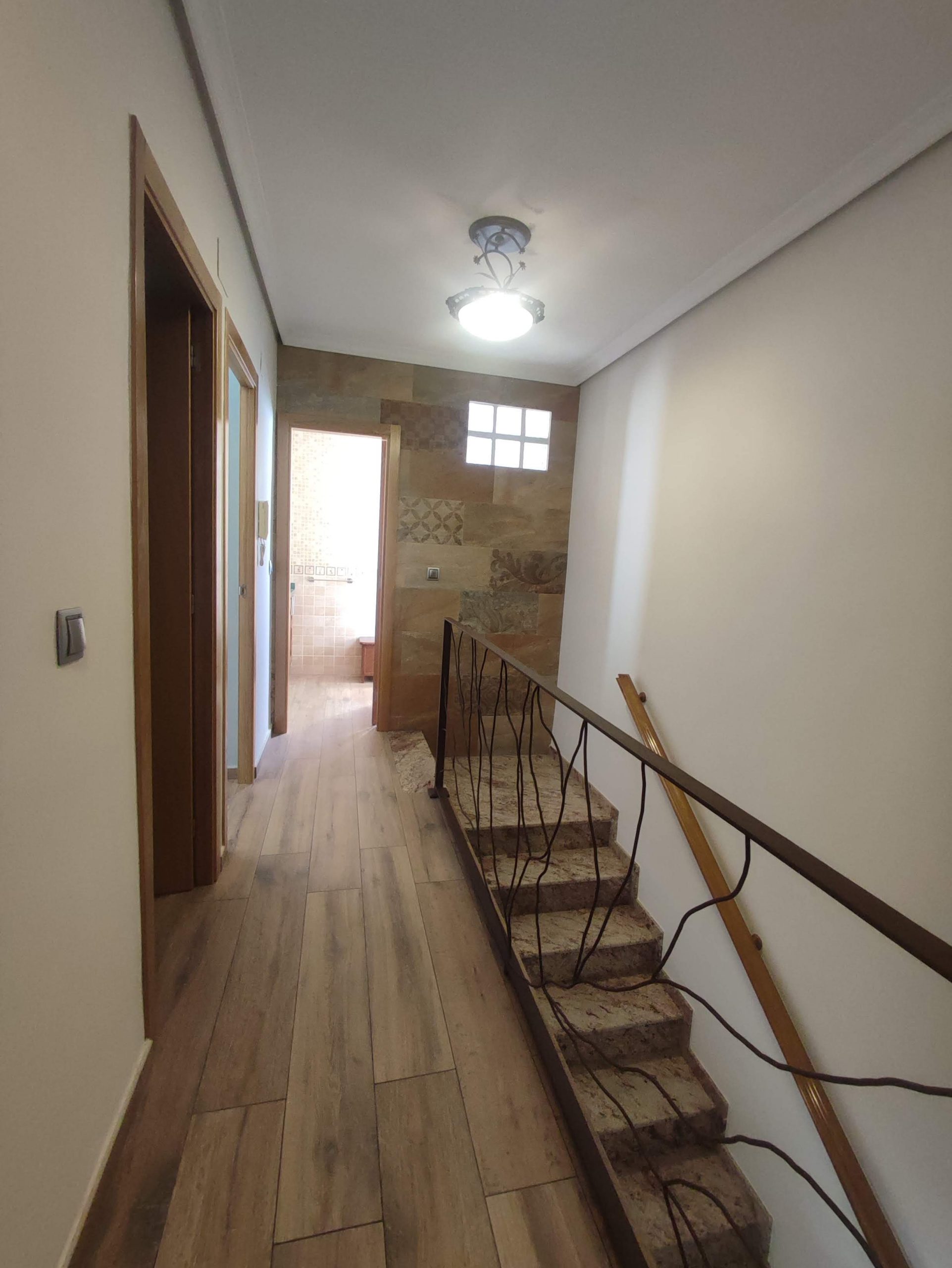 CASA ADOSADA CON AMPLIO LOCAL MAS DOS PLANTAS CON TERRAZAS - Image 30