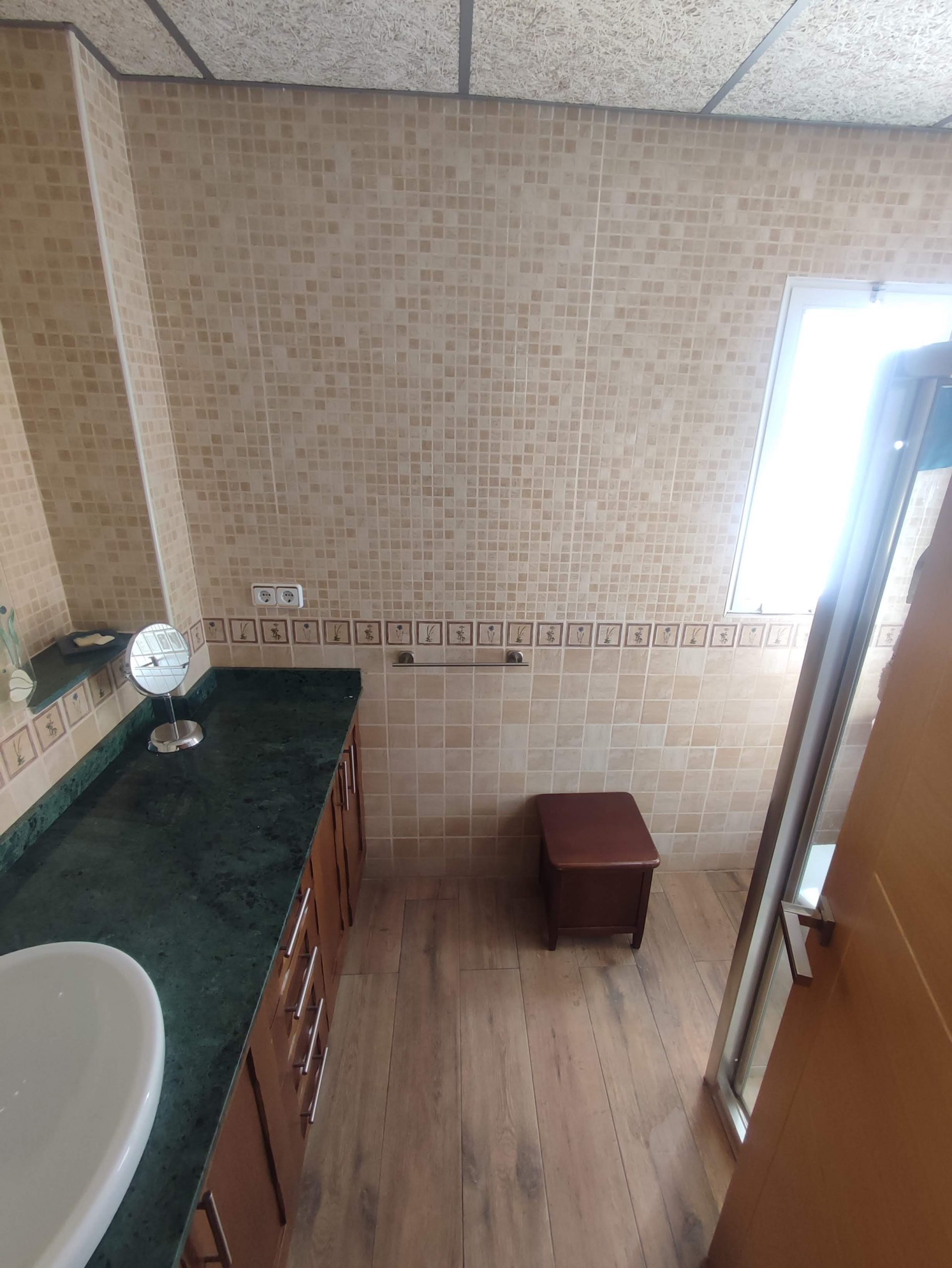 CASA ADOSADA CON AMPLIO LOCAL MAS DOS PLANTAS CON TERRAZAS - Image 32